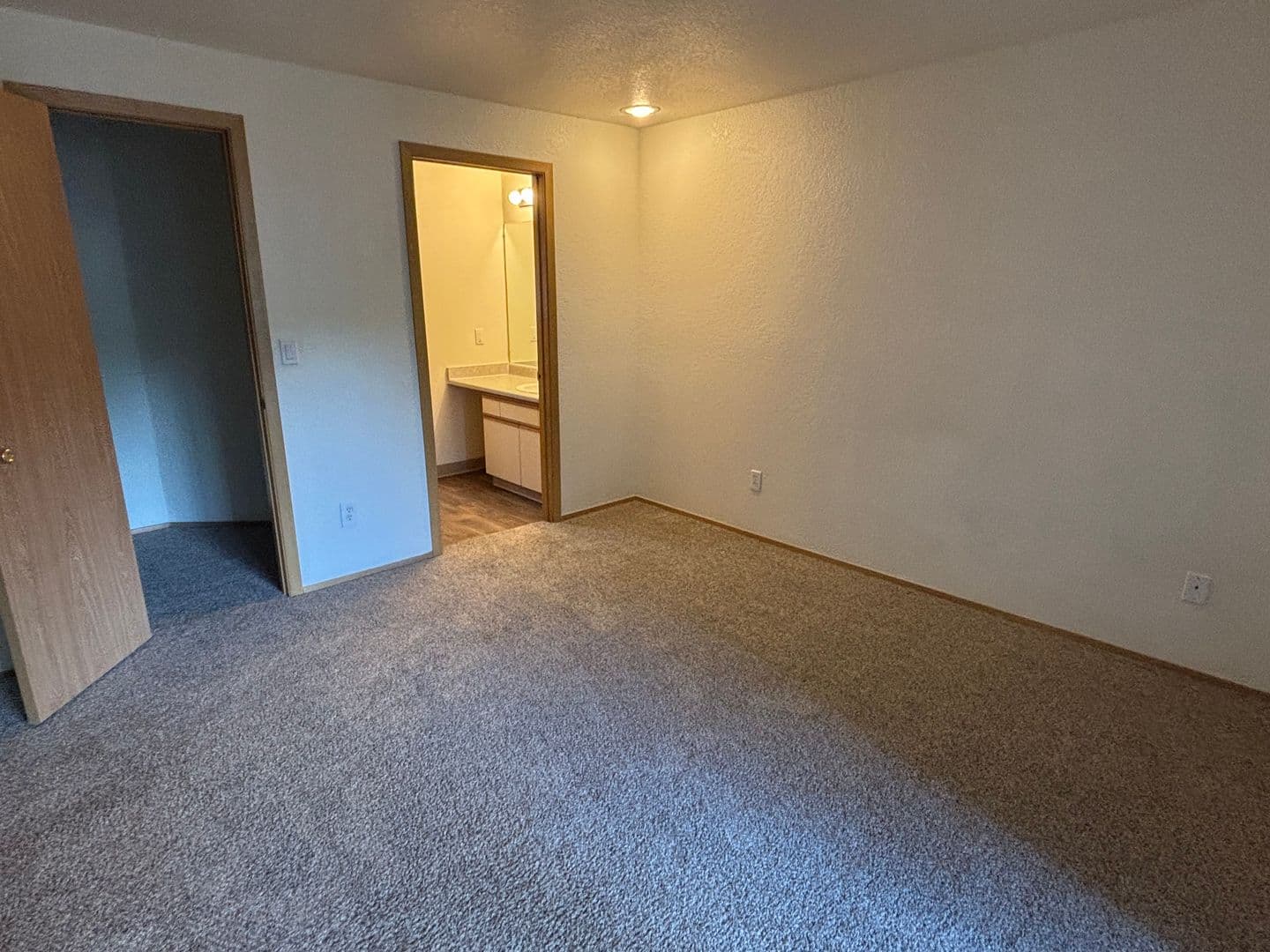 Roseburg Apartment: 2511 Edenbower Blvd
