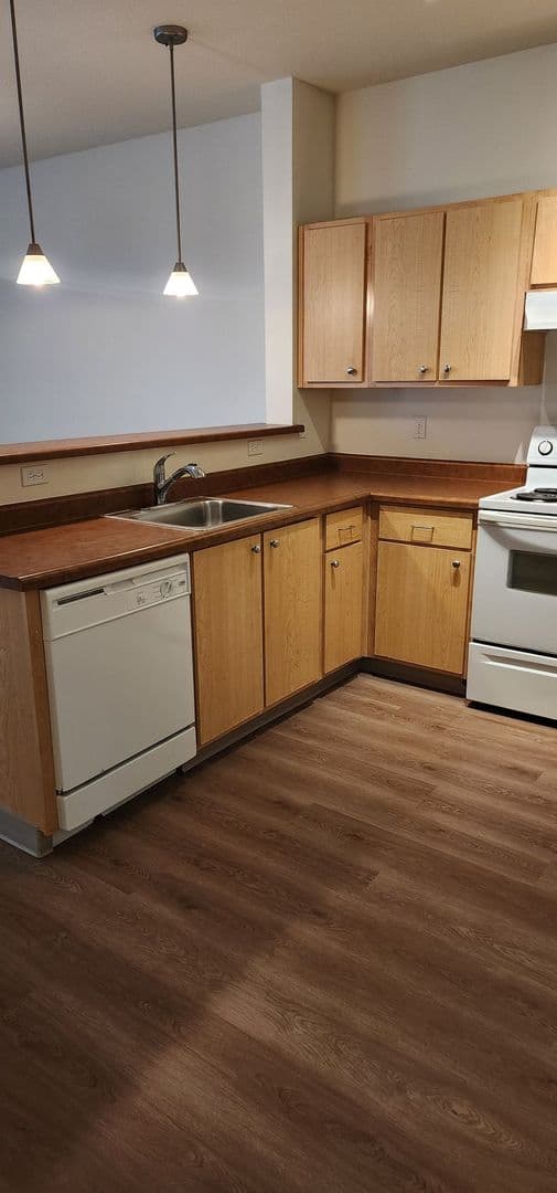 Hillsboro Apartment: 117 NE 25th Ave