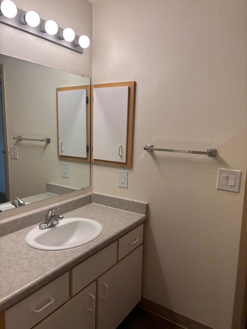 Roseburg Apartment: 2511 Edenbower Blvd