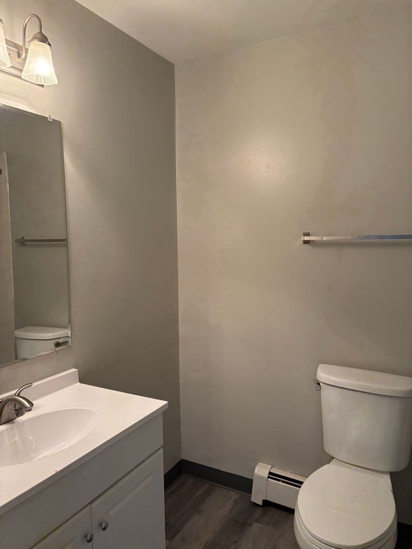 Lansing Apartment: 3249 187th St.