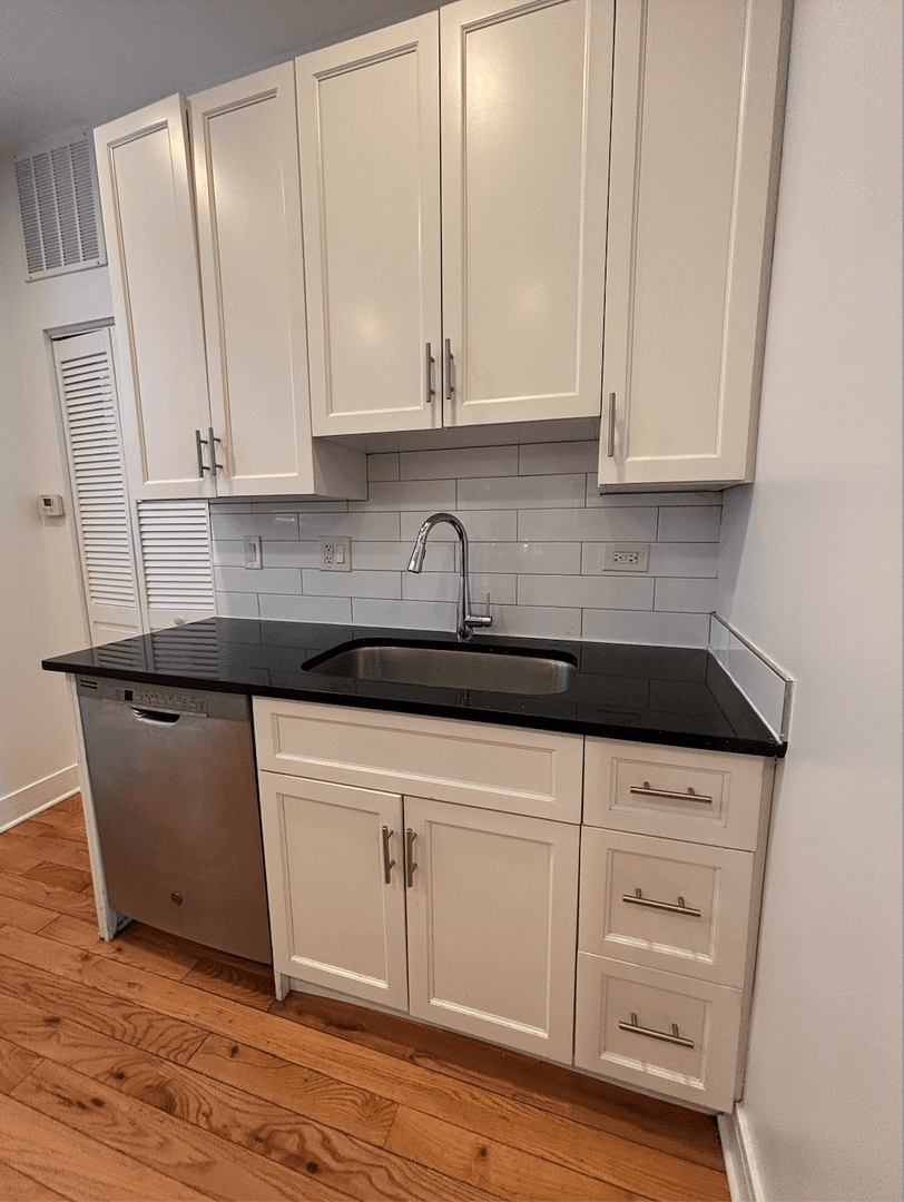Chicago Apartment: 6981 N. Sheridan Road