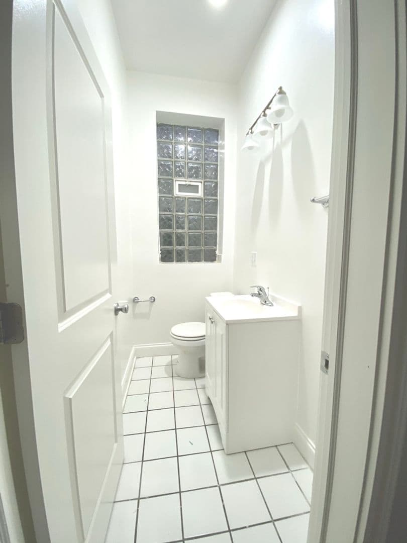 Chicago Apartment: 906 W. Montrose