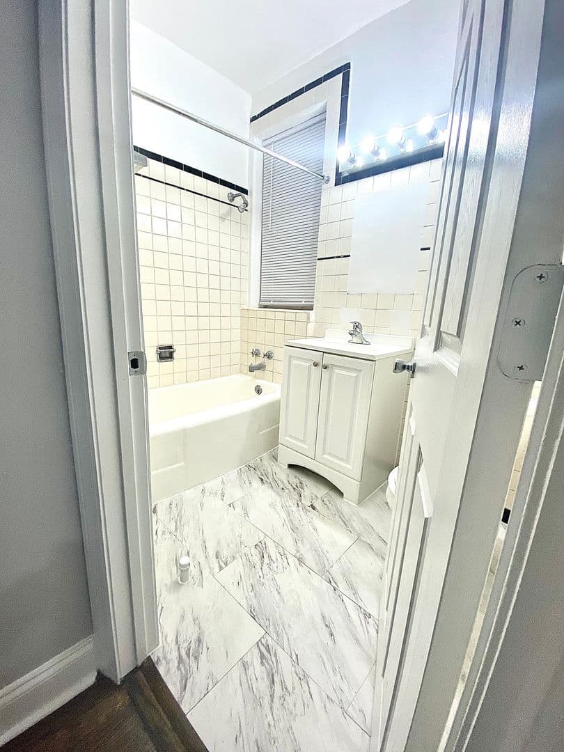 Chicago Apartment: 6257 N. Lakewood