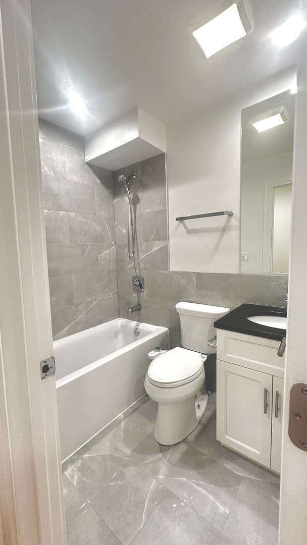 Chicago Apartment: 6954 N. Sheridan