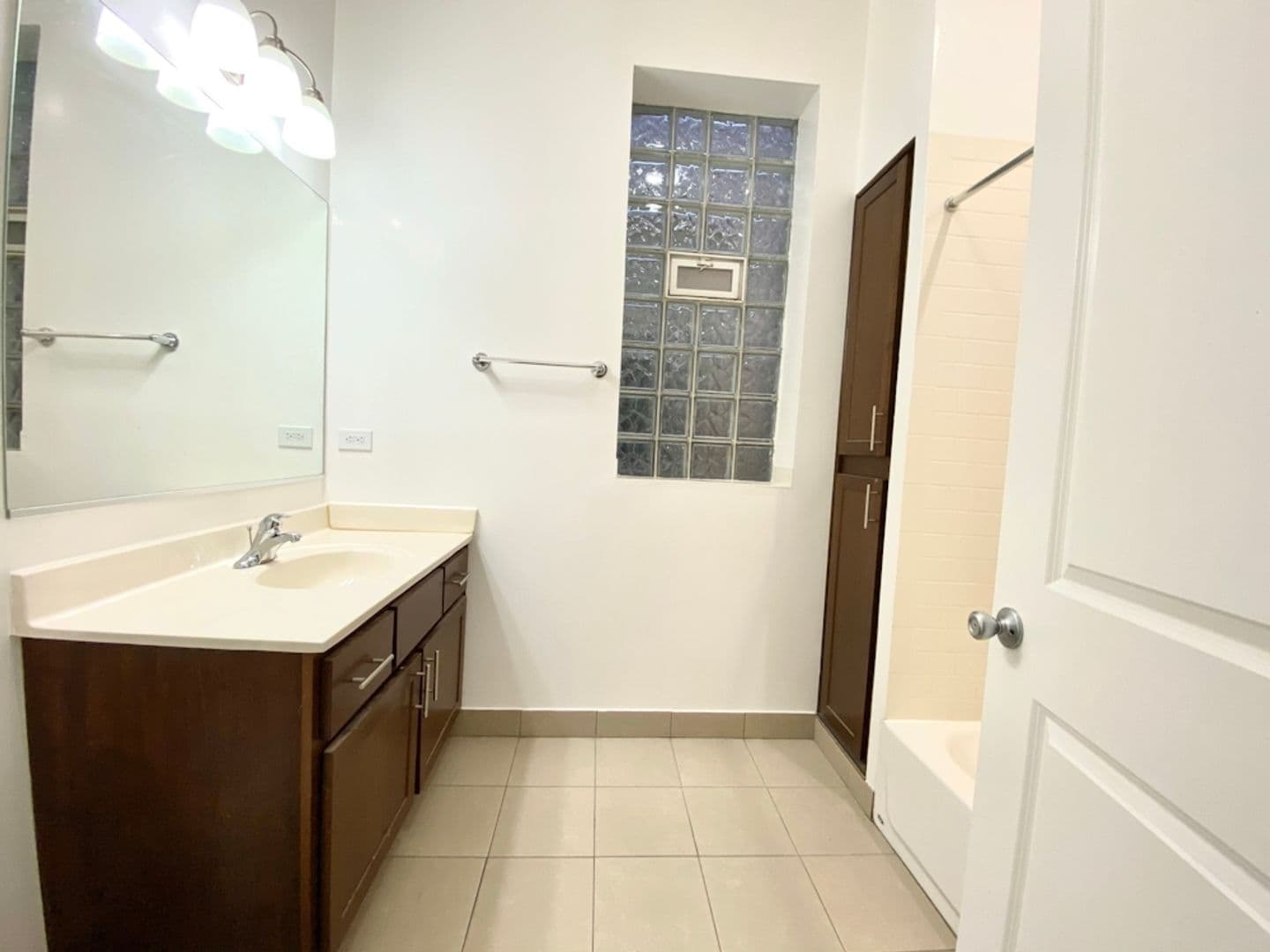 Chicago Apartment: 906 W. Montrose