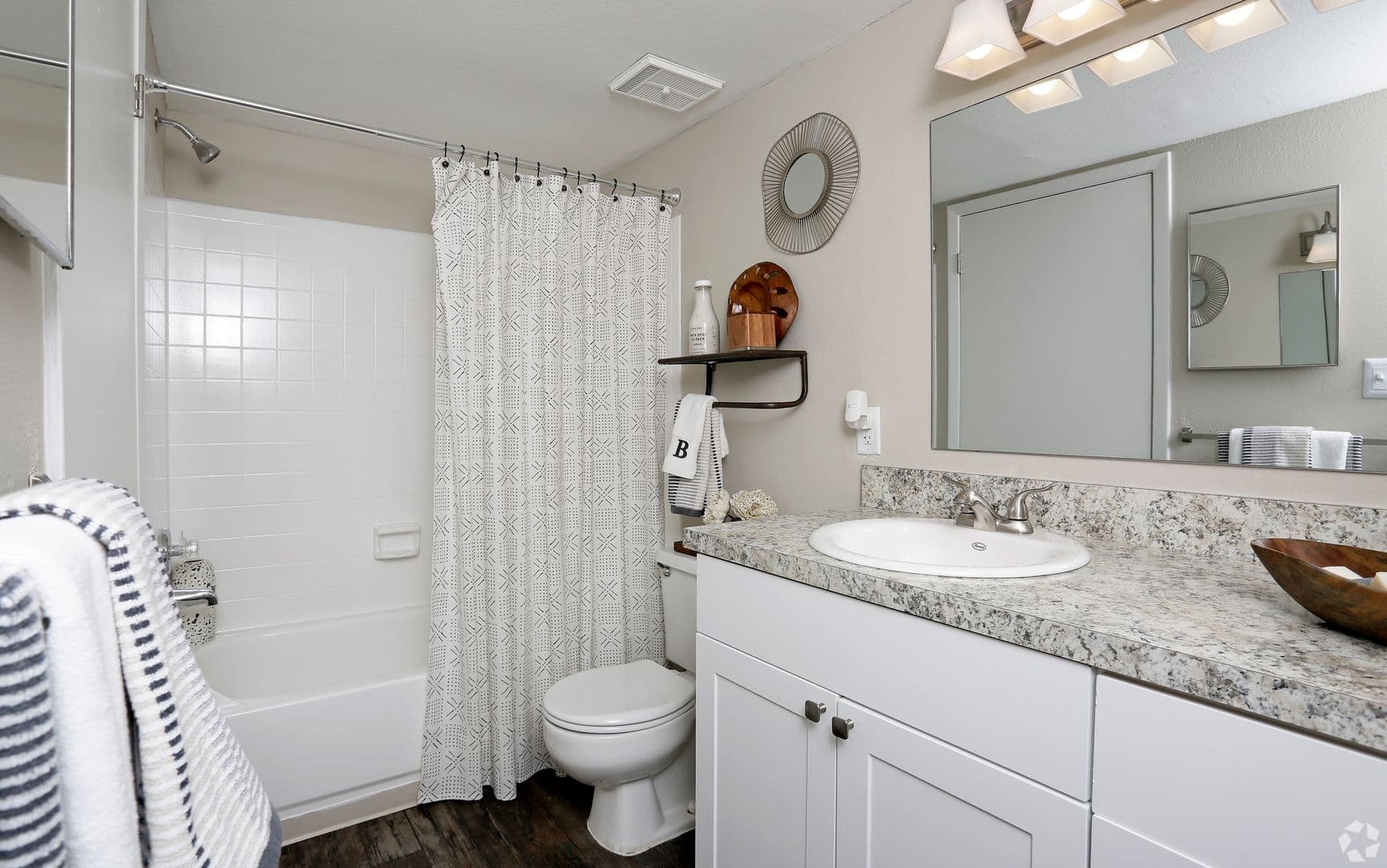Orlando Apartment: 7325 Goldenpointe Blvd