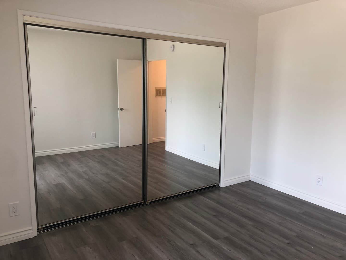 Los Angeles Apartment: 3723 Mentone Avenue