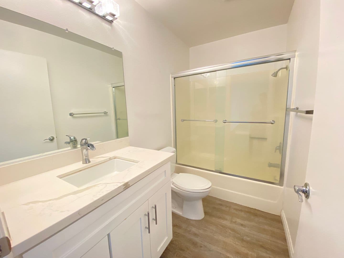 Los Angeles Apartment: 3445 Mentone Avenue