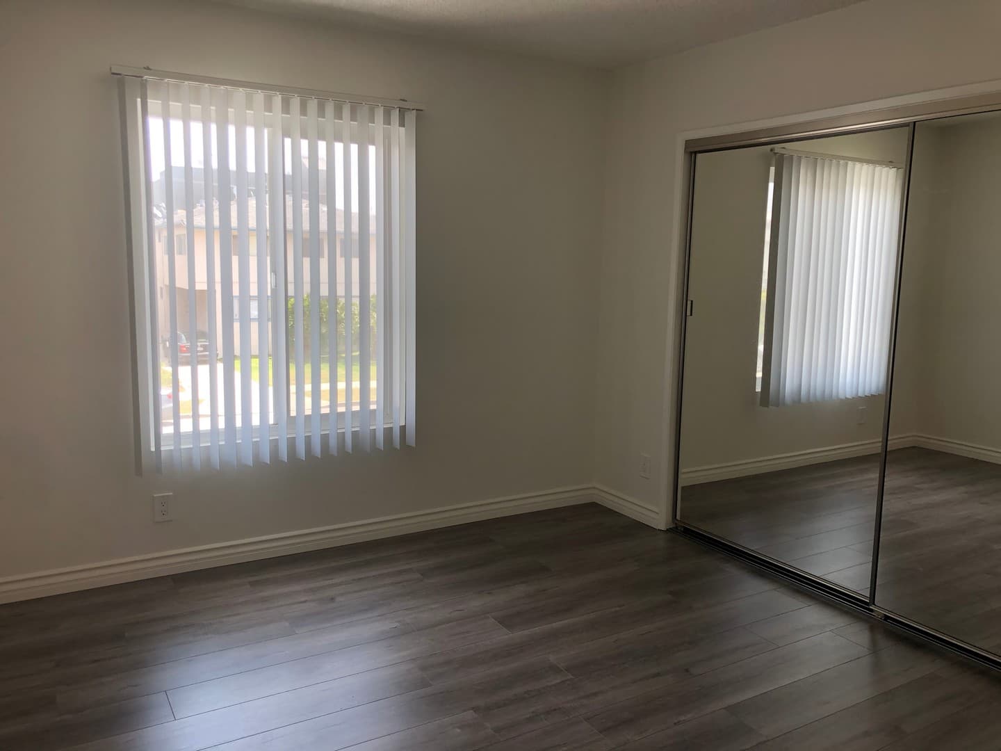 Los Angeles Apartment: 3723 Mentone Avenue