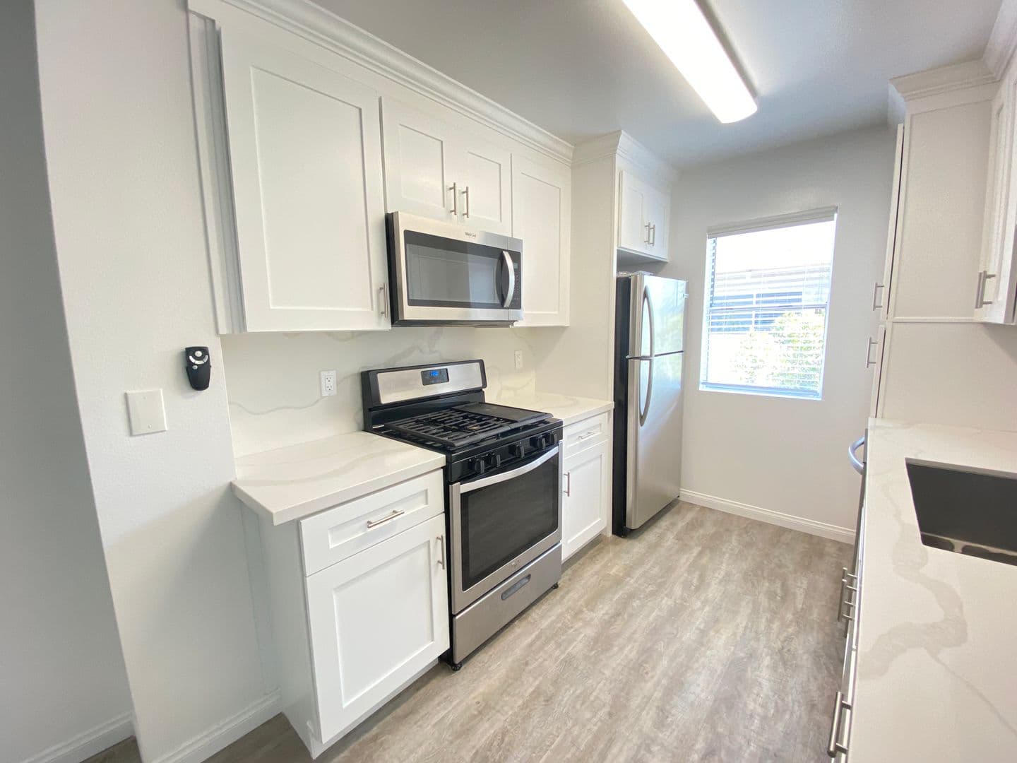 Los Angeles Apartment: 3445 Mentone Avenue
