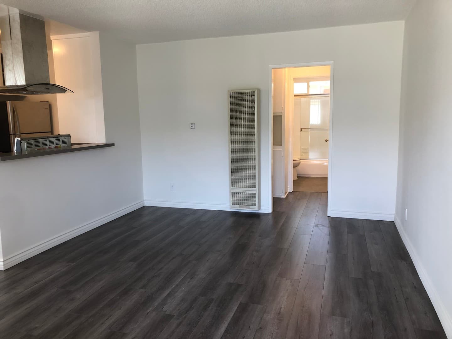 Los Angeles Apartment: 3723 Mentone Avenue