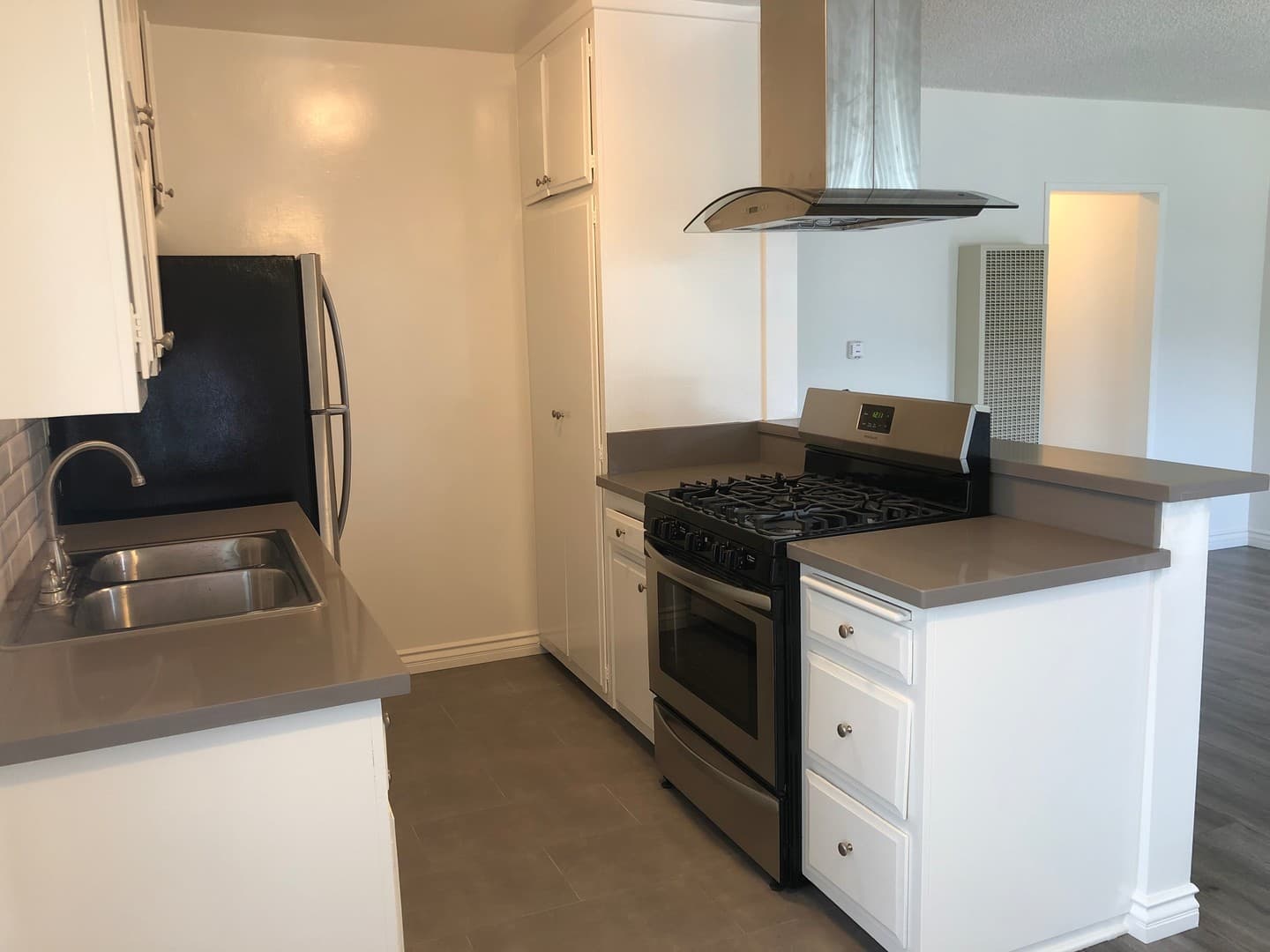 Los Angeles Apartment: 3723 Mentone Avenue