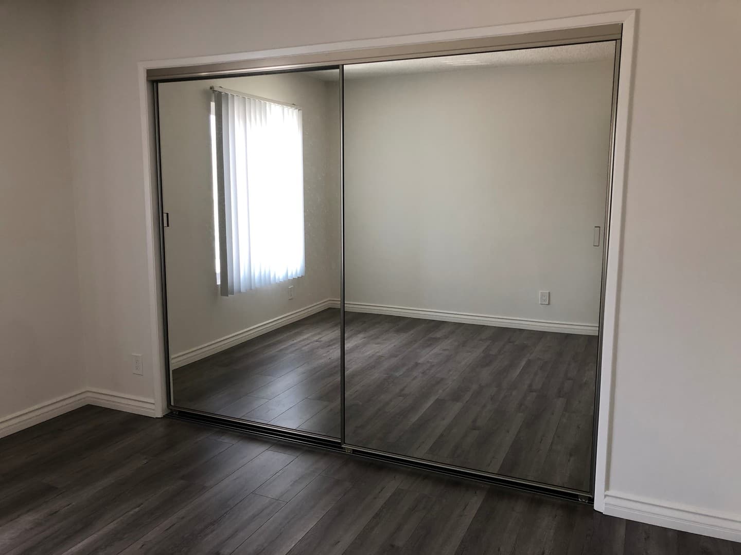 Los Angeles Apartment: 3723 Mentone Avenue