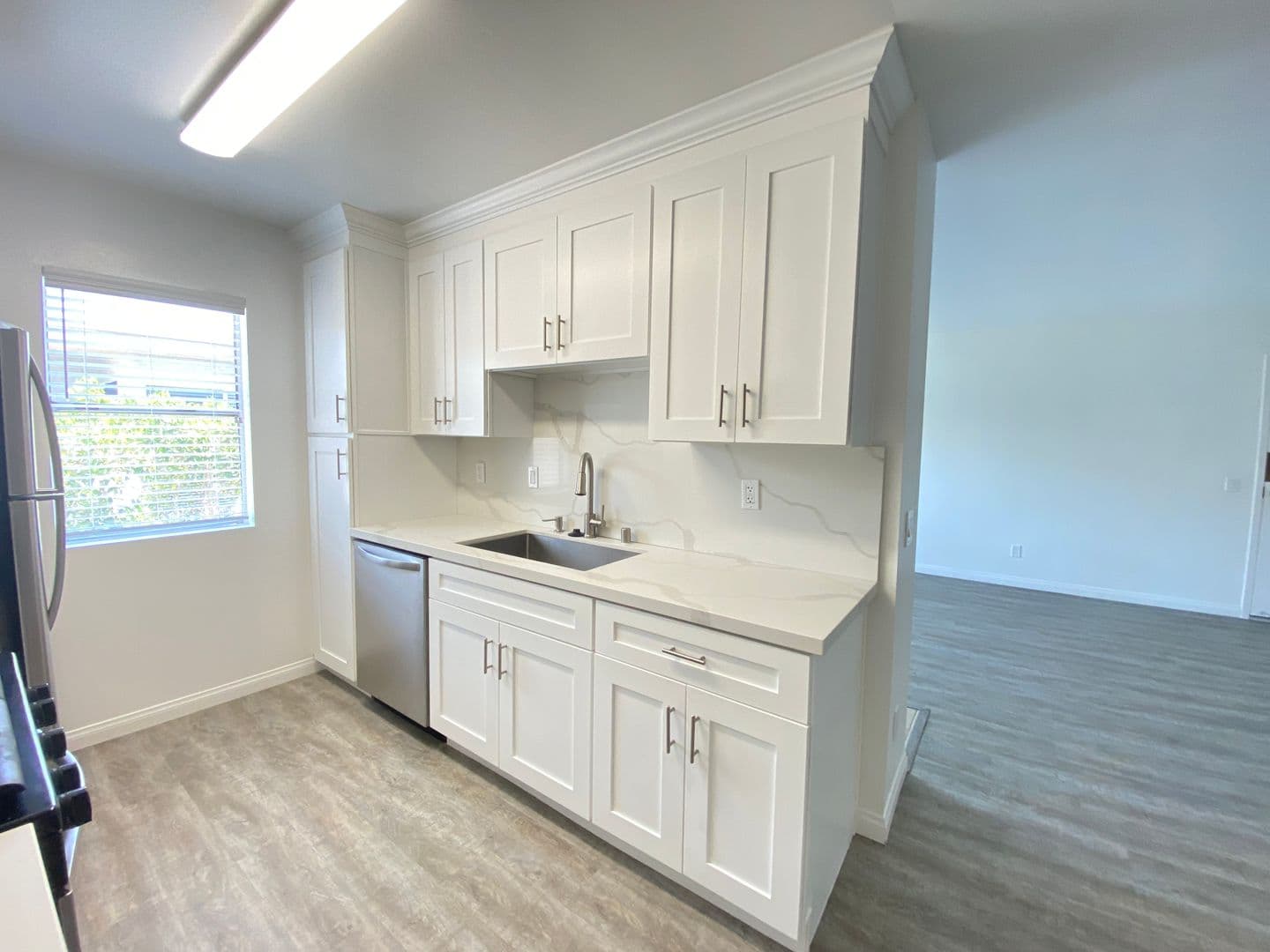 Los Angeles Apartment: 3445 Mentone Avenue