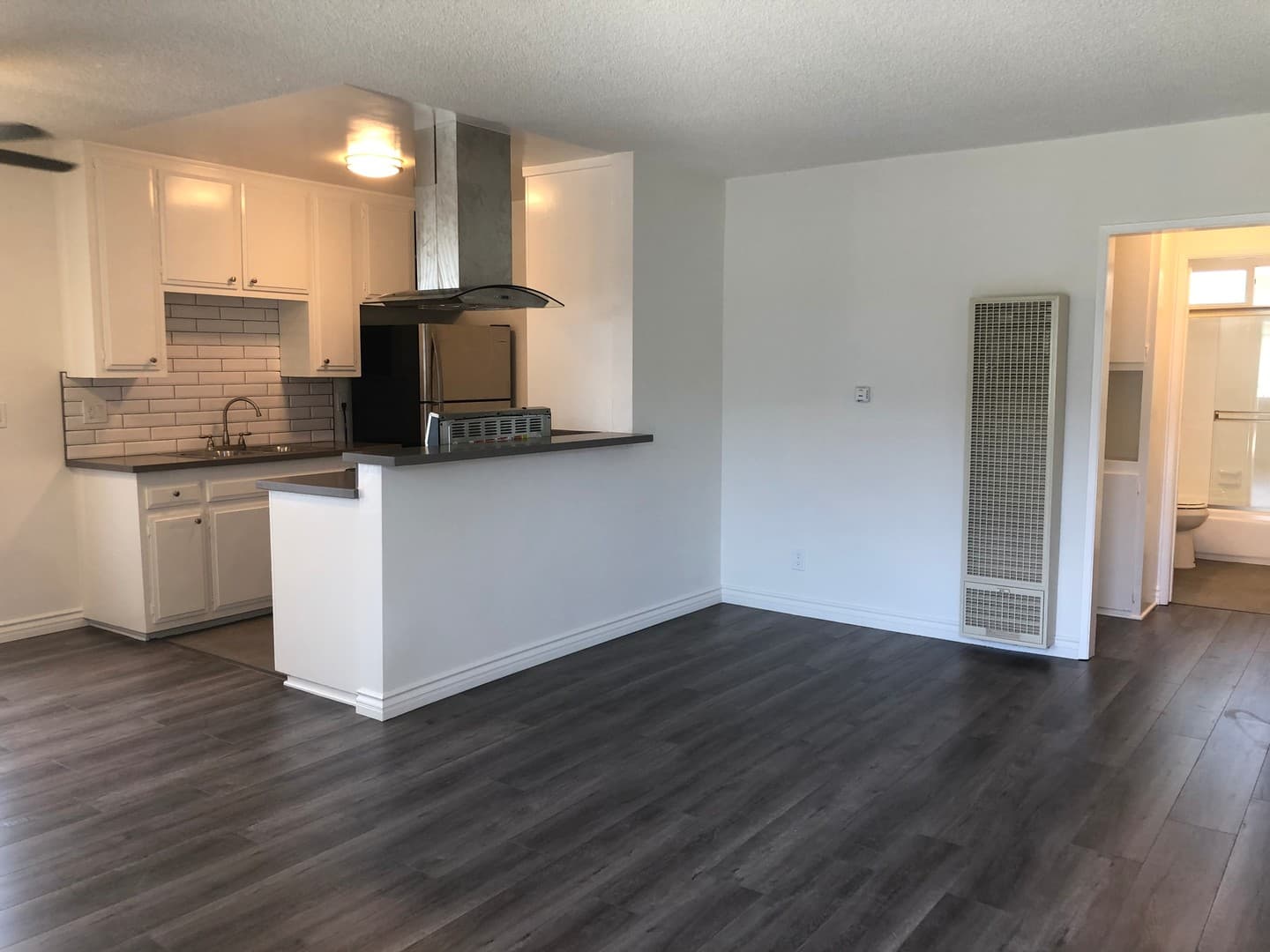 Los Angeles Apartment: 3723 Mentone Avenue