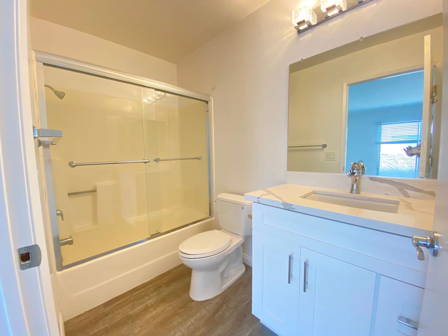 Los Angeles Apartment: 3445 Mentone Avenue