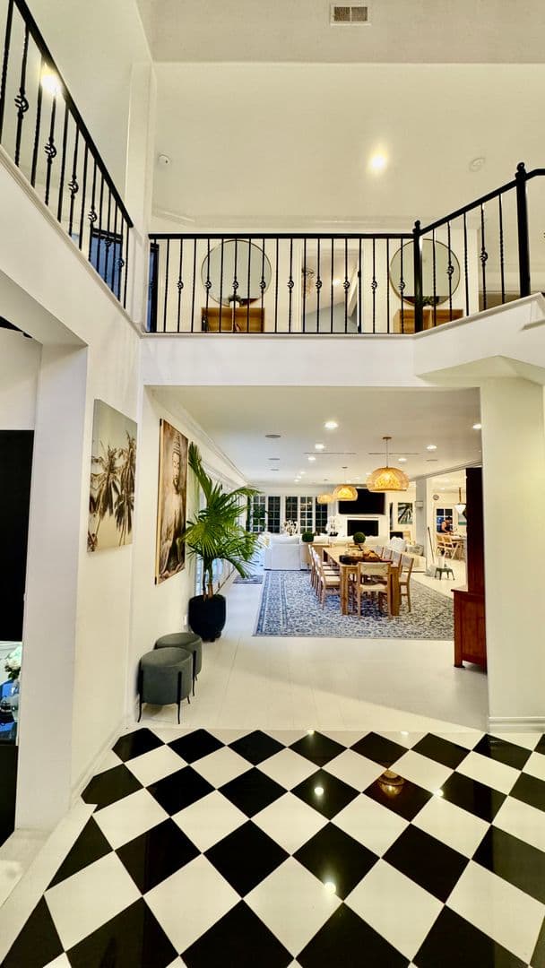 PACIFIC PALISADES House: 1423 Floresta Place