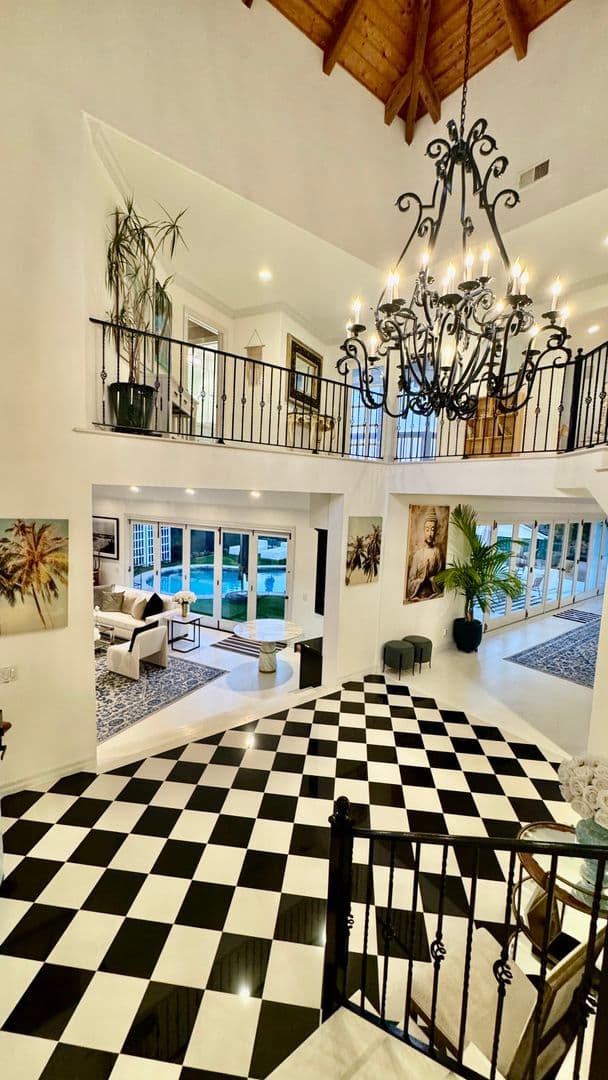 PACIFIC PALISADES House: 1423 Floresta Place