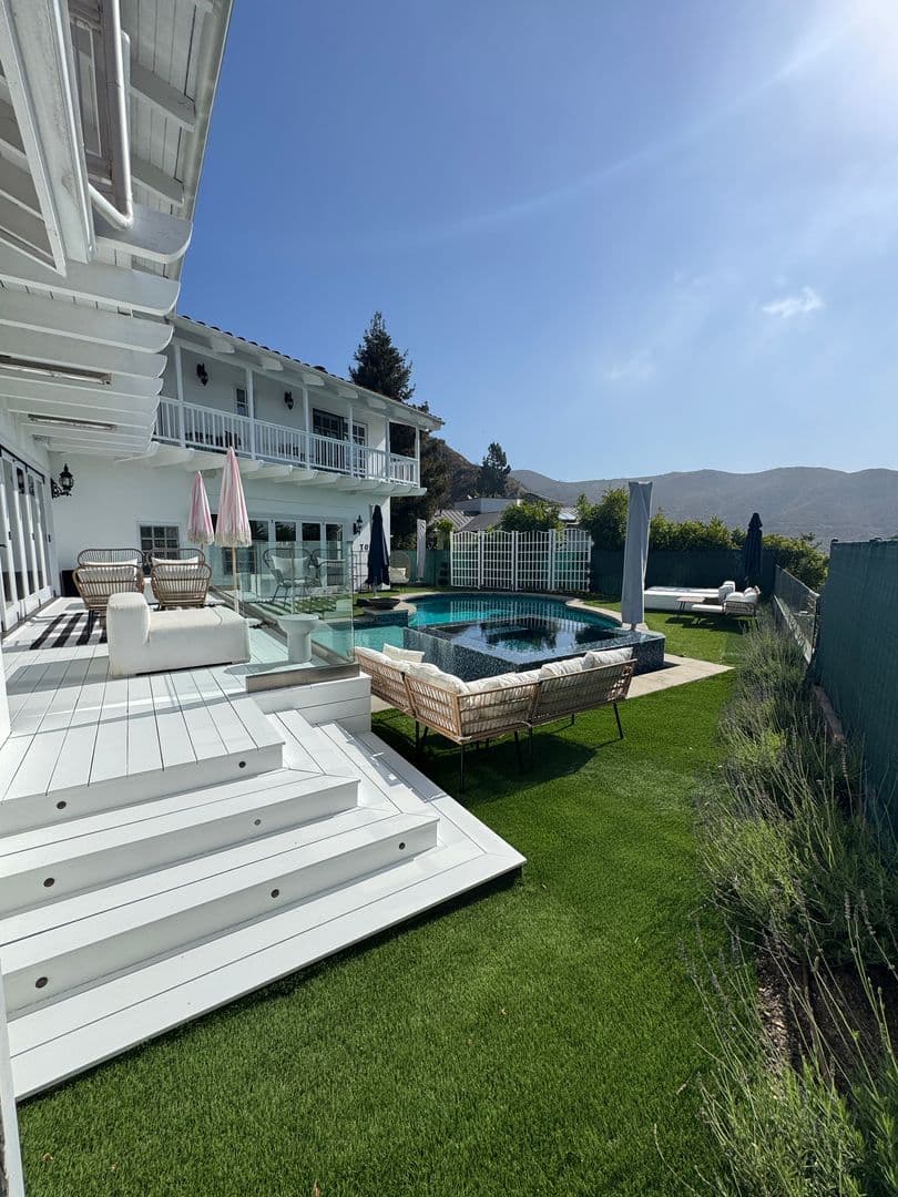 PACIFIC PALISADES House: 1423 Floresta Place