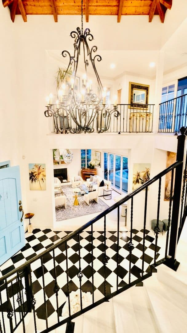 PACIFIC PALISADES House: 1423 Floresta Place