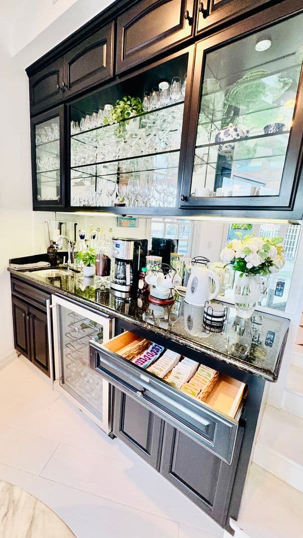 PACIFIC PALISADES House: 1423 Floresta Place