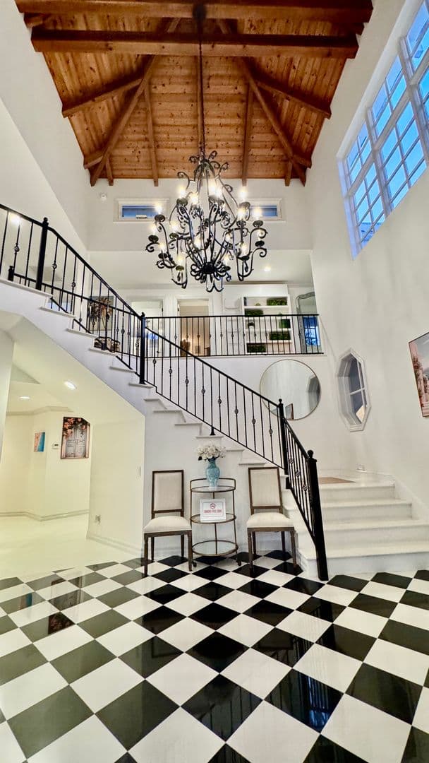PACIFIC PALISADES House: 1423 Floresta Place