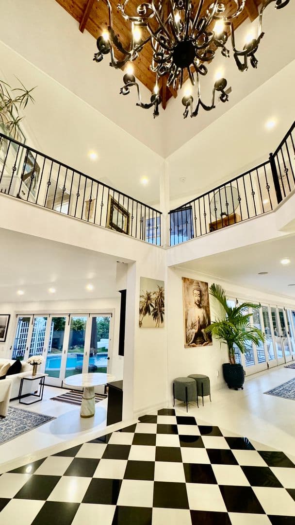 PACIFIC PALISADES House: 1423 Floresta Place