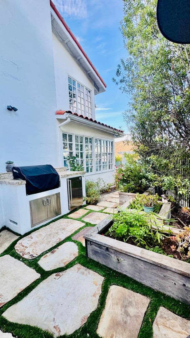 PACIFIC PALISADES House: 1423 Floresta Place