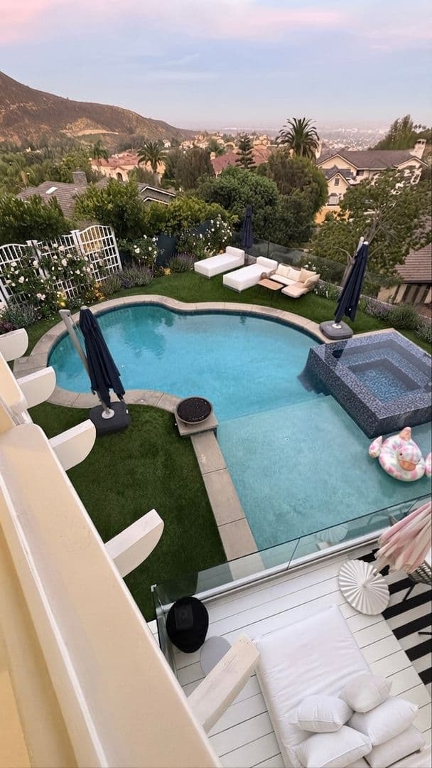 PACIFIC PALISADES House: 1423 Floresta Place