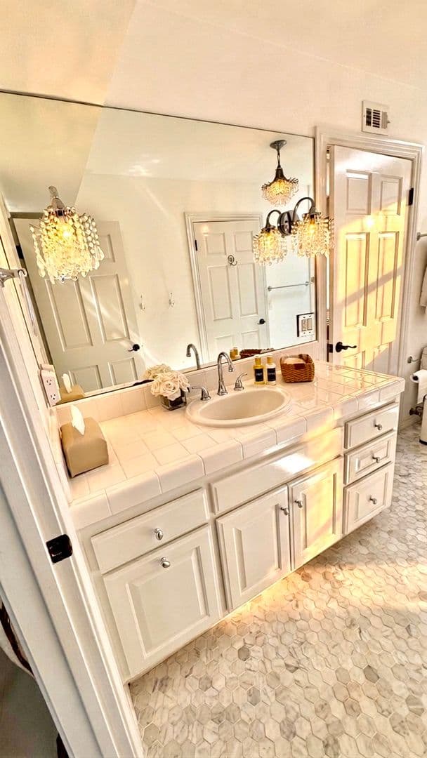 PACIFIC PALISADES House: 1423 Floresta Place