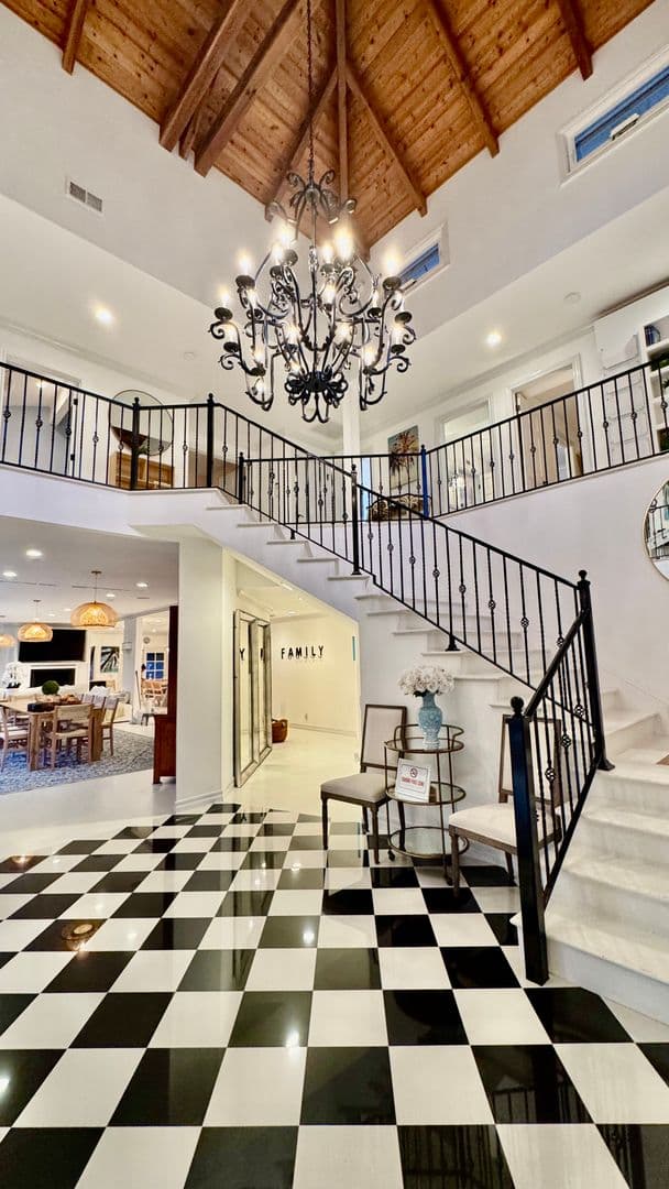 PACIFIC PALISADES House: 1423 Floresta Place