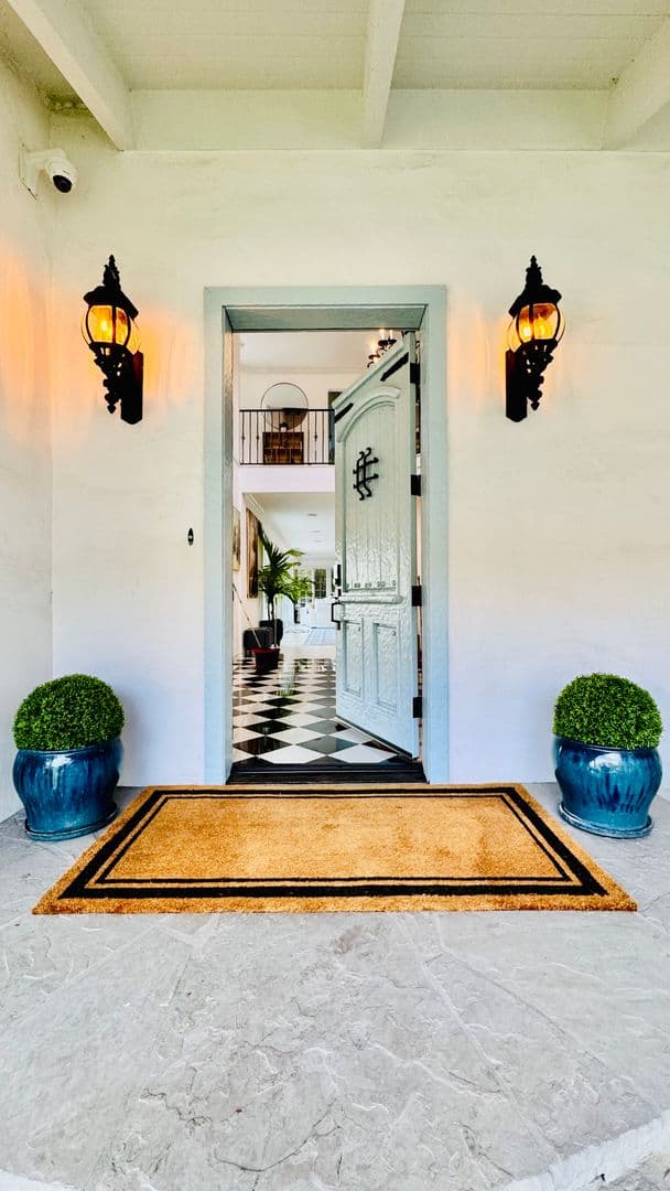 PACIFIC PALISADES House: 1423 Floresta Place