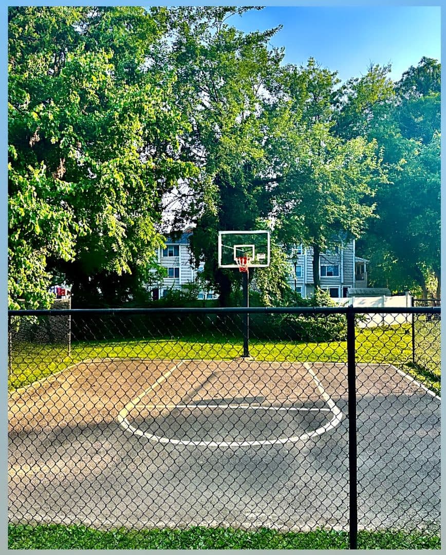McLean Apartment: 1805 Wilson Lane