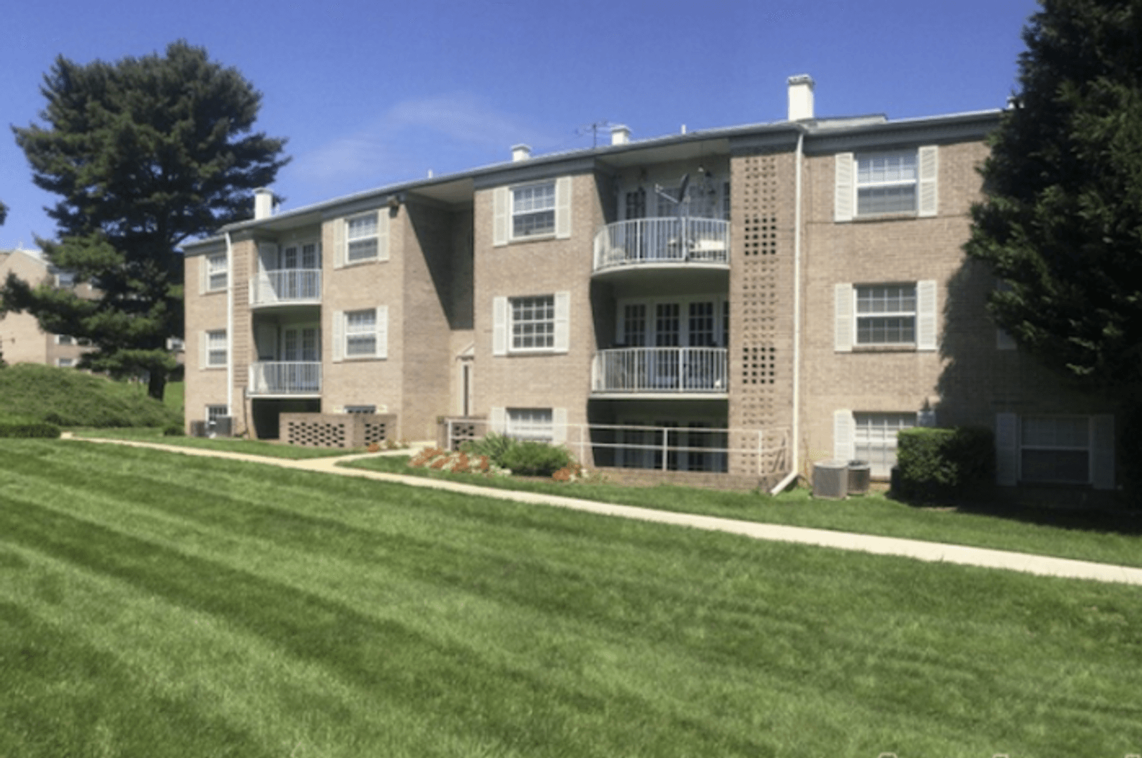 McLean Apartment: 1805 Wilson Lane