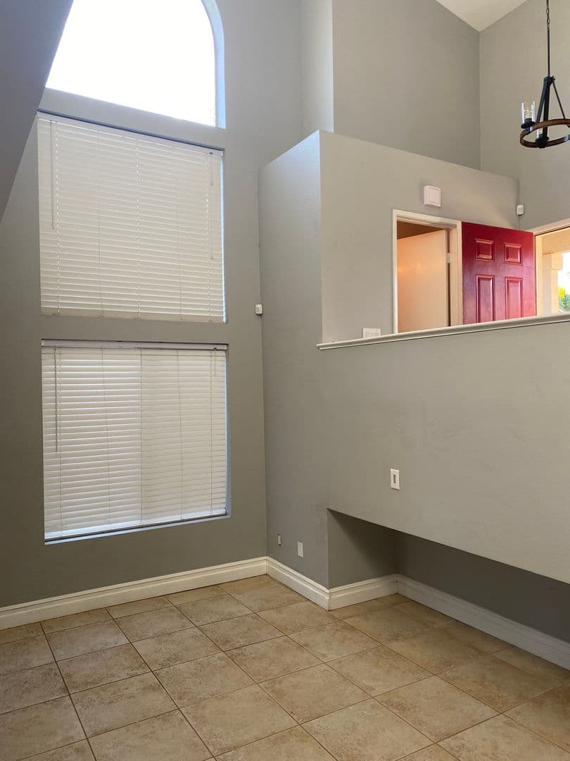 Corona House: 823 Viewpointe Ln