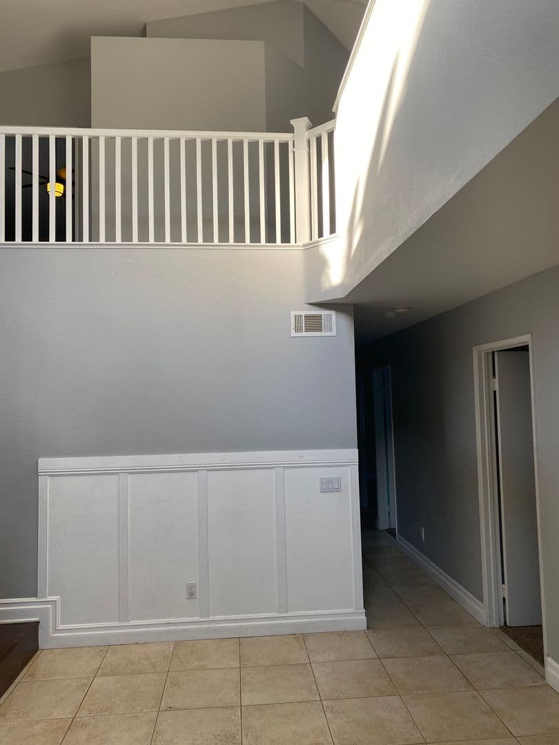 Corona House: 823 Viewpointe Ln