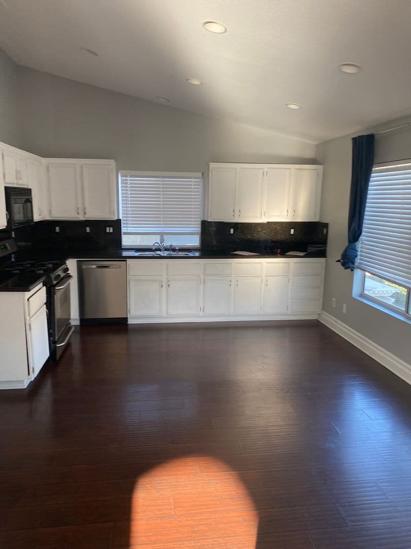 Corona House: 823 Viewpointe Ln