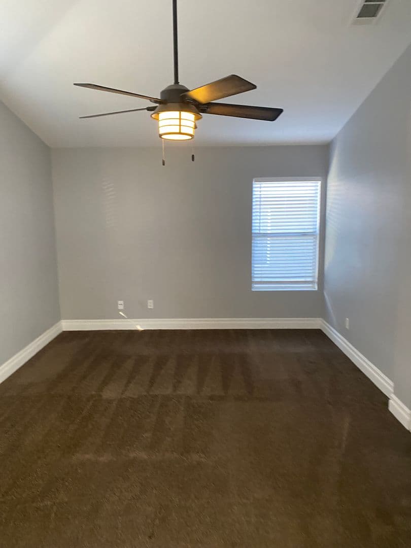 Corona House: 823 Viewpointe Ln