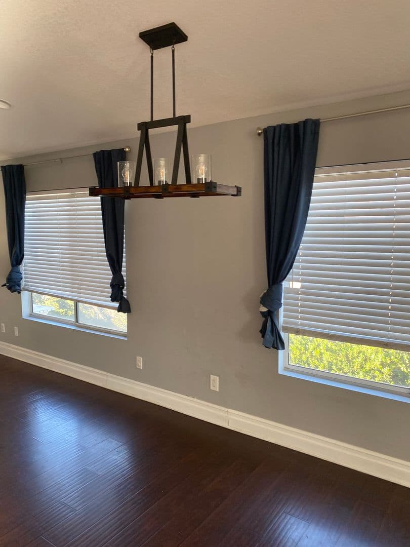 Corona House: 823 Viewpointe Ln
