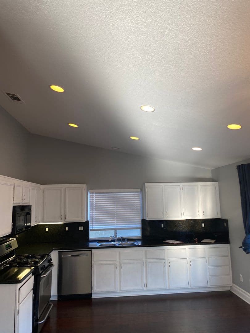 Corona House: 823 Viewpointe Ln