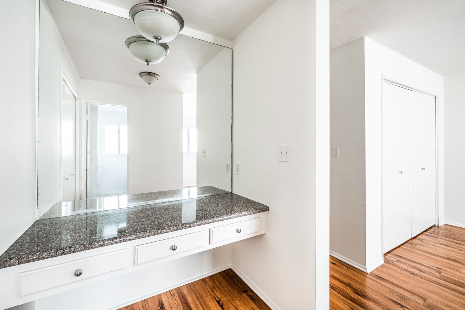 Santa Monica Apartment: 1008 17th Street