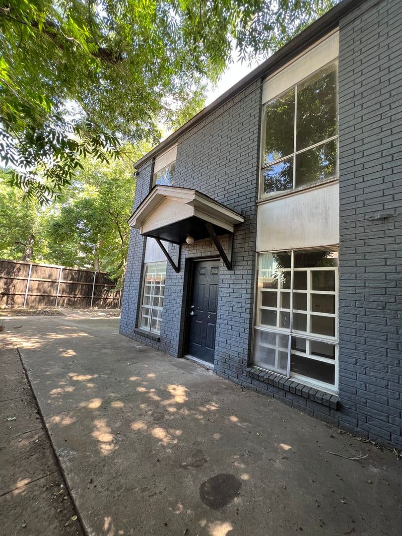 Denton Apartment: 912 North Bell Avenue