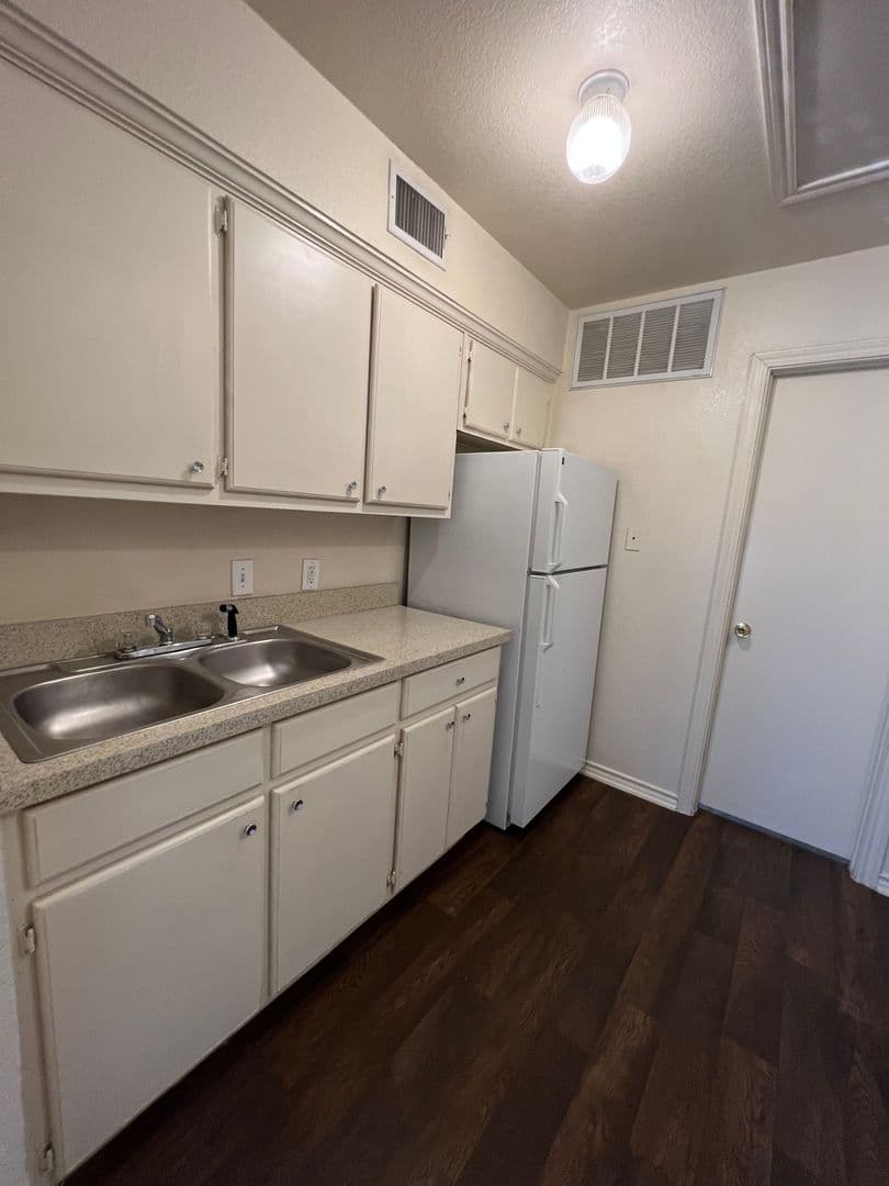 Denton Apartment: 932 Fannin Street