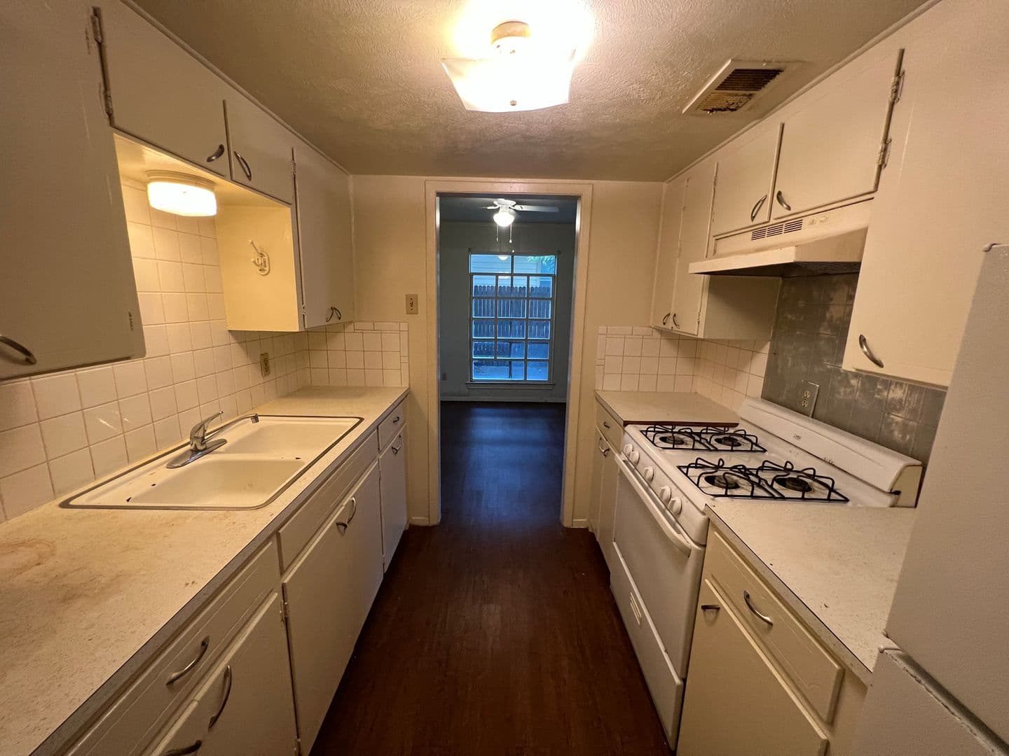 Denton Apartment: 912 North Bell Avenue