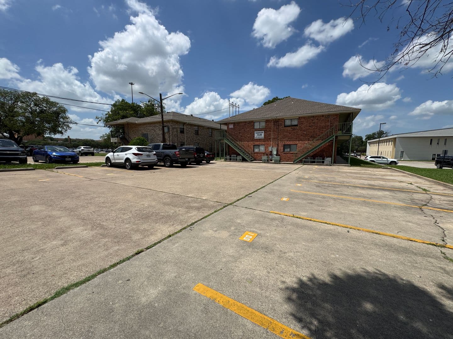 Denton Apartment: 918 W Chestnut