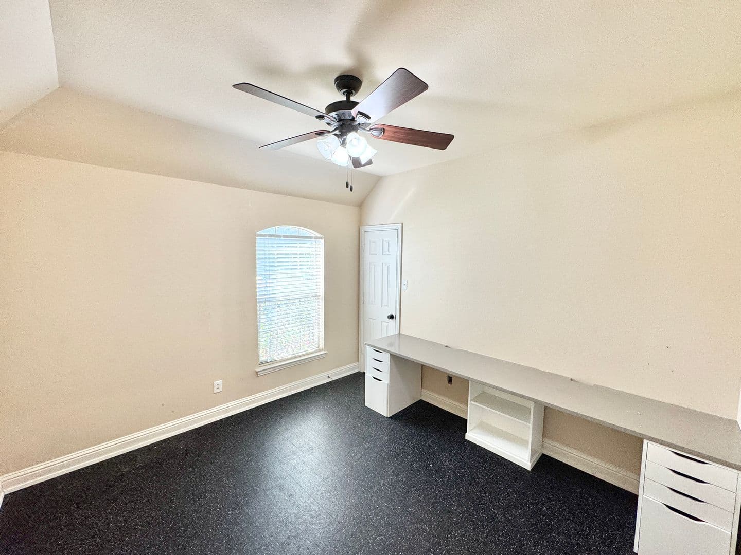 Argyle House: 124 Country Lakes Blvd