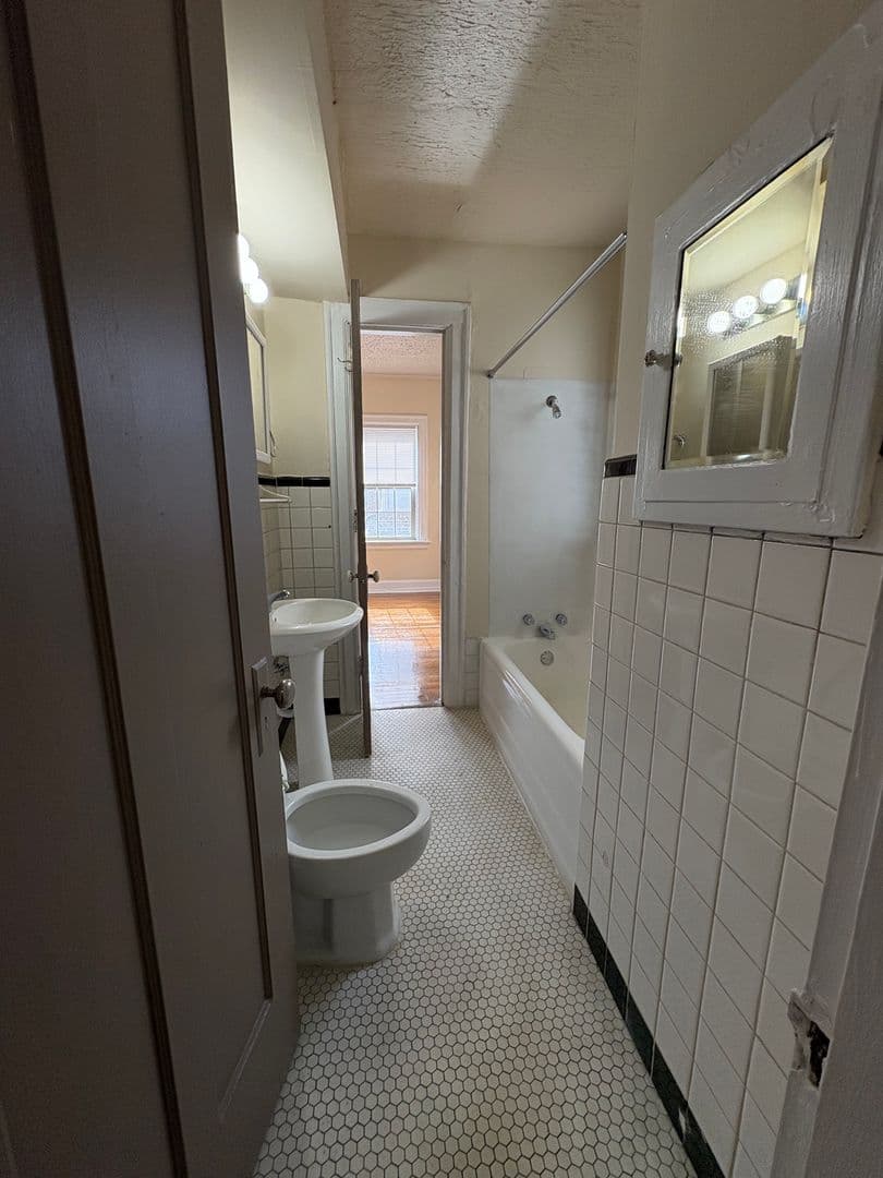 INDIANAPOLIS Apartment: 3726 N MERIDIAN STREET