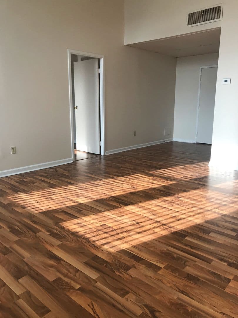 INDIANAPOLIS Apartment: 1350 N MERIDIAN STREET