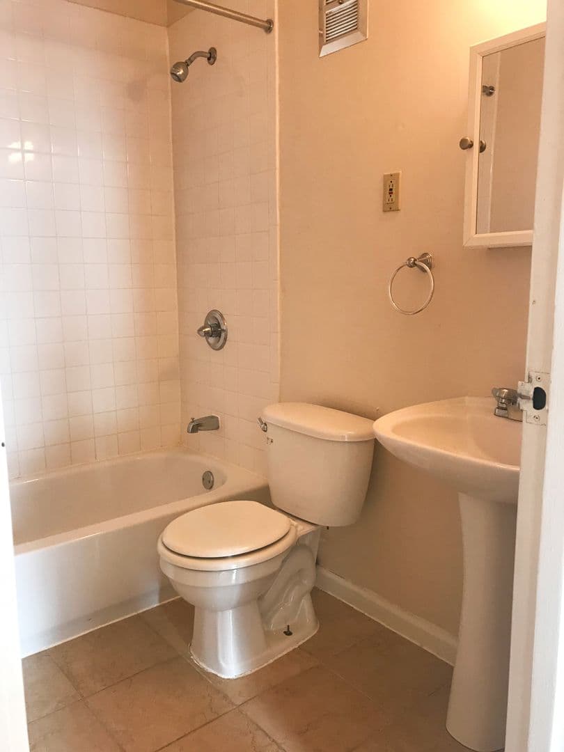 INDIANAPOLIS Apartment: 1350 N MERIDIAN STREET