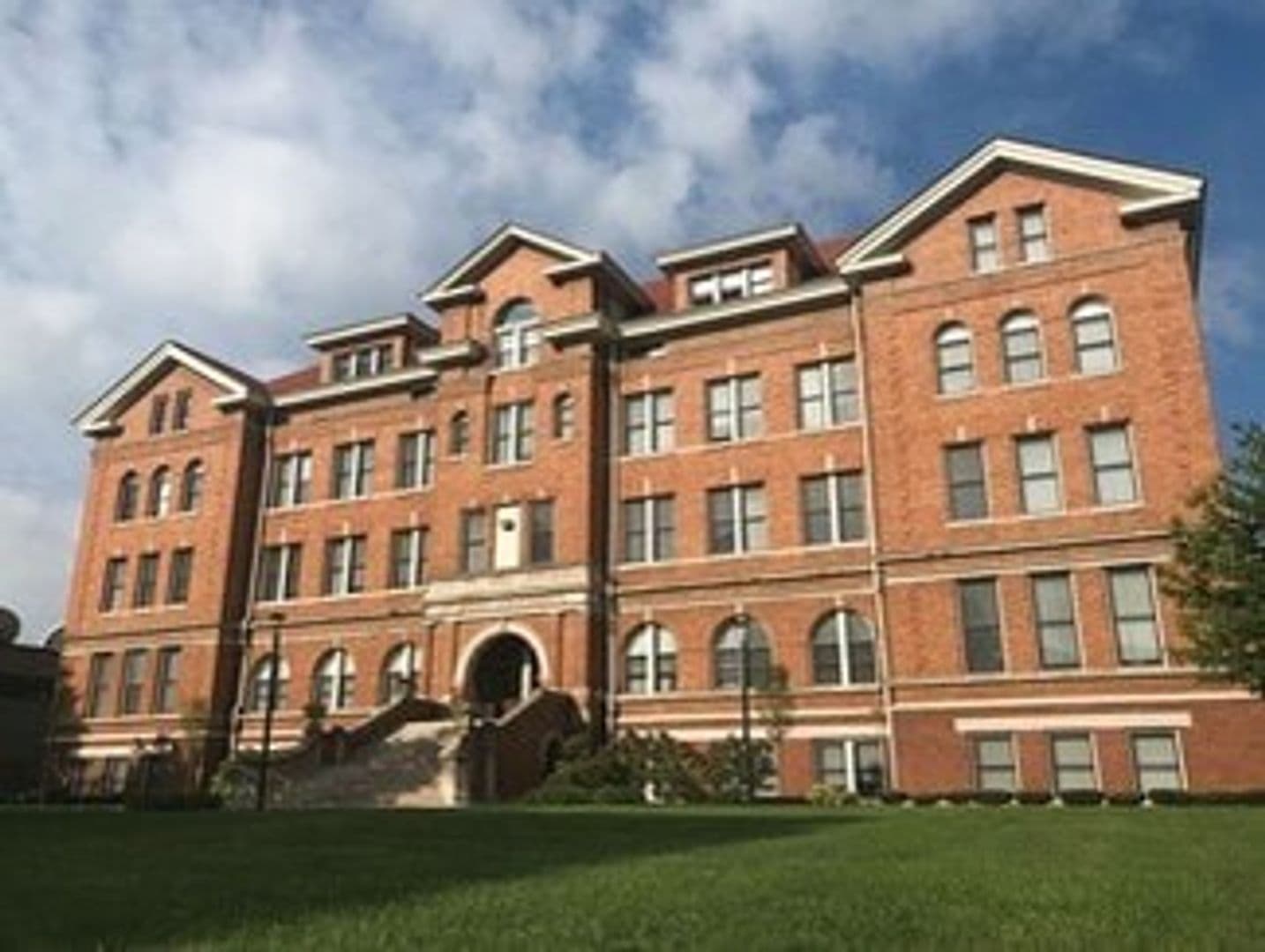 INDIANAPOLIS Apartment: 1350 N MERIDIAN STREET